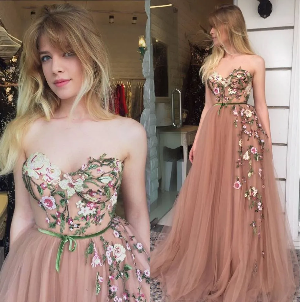 Stylish Floral Appliqued Prom Dresses Sweetheart Neck Evening Dress A Line Vestidos De Fiesta Sweep Train Tulle Party Gowns