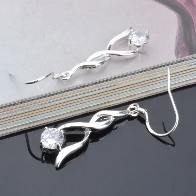 الموضة نماذج الانفجار الجميلة في أوروبا وأمريكا أزياء اللمعان الملتوية مع Diamond 925 Silver Earrings Silver Silver Strains 1209