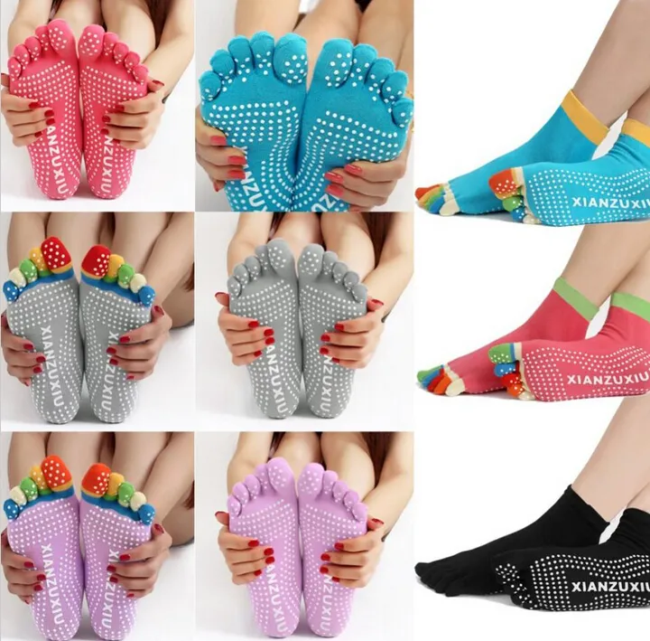 Chaussettes de yoga professionnelles pour femmes Five Fingers Chaussettes en coton antidérapant à cinq orteils Chaussettes de sport de yoga Chaussette de massage des pieds confortable Livraison gratuite