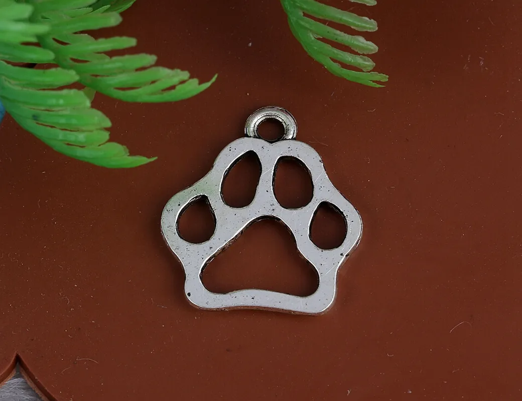 Vintage Silver Hollow Dog Paw Prints Charms Pendants för Kvinnor Klänning Armband Halsband Smycken Legering Göra Tjejer Bijoux Tillbehör 