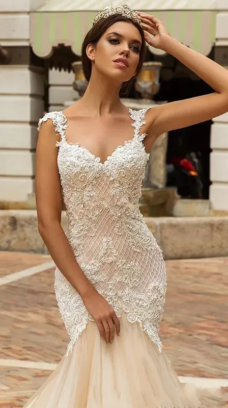 Robes de mariée en dentelle sirène de créateur 2018 conception de cristal corsage orné de mariée sans manches ajustée et évasée robe de mariée dos nu6202717