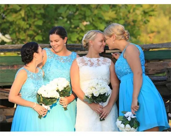 Plus tamanho damas de honra vestidos luz azul lace joelho curto comprimento dama de honra vestido sem encosto uma linha praia vestidos de festa de casamento