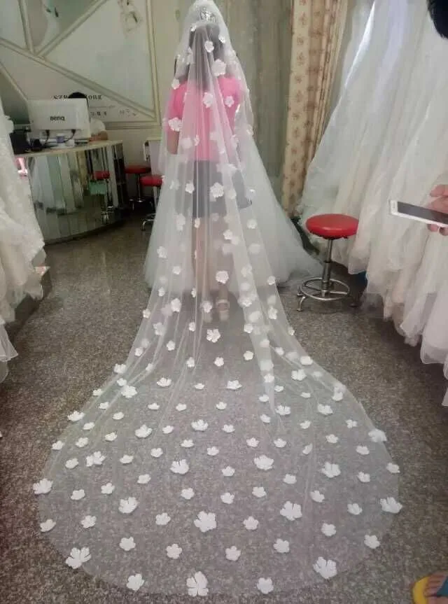 Nya fantastiska slöjor Handgjorda blommor Bröllopslöjor Katedrallängd Kam Tre meter Lenght Sheer Tulle Bridal Veil7649073