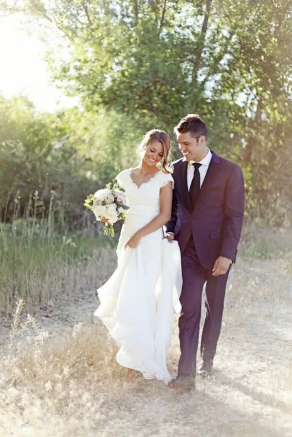 Abiti da sposa stile country vintage Una linea con scollo a V maniche ad aletta Abiti da sposa in chiffon di pizzo con fascia Abiti da cerimonia spose di alta qualità