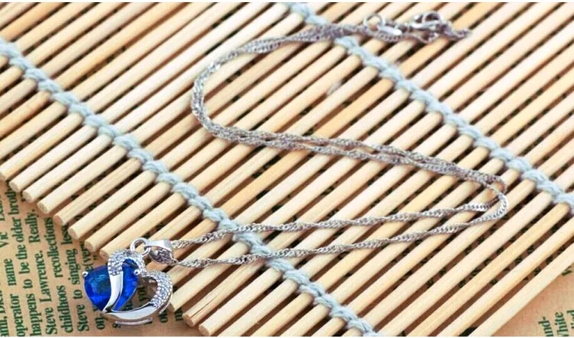 Ametyst Halsband Mode Elegant Kristall Rhinestone Peach Heart Pendant Halsband Koppar Smycken Design för Kvinnor Fabrikspris