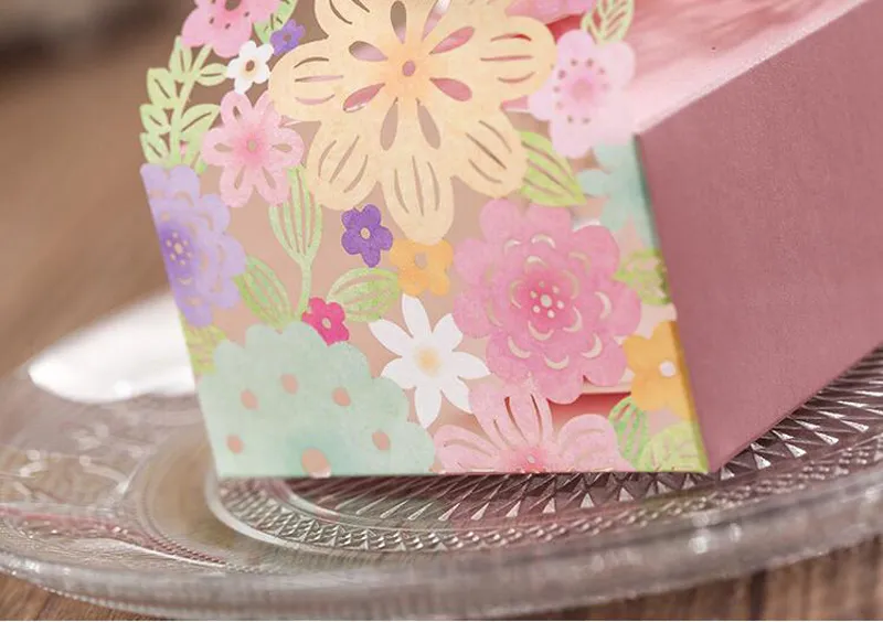 リボンピンクのロマンチックな結婚式の好意の結婚式のパーティーキャンディーボックス装飾花レーザーカット甘い愛の結婚式のチョコレートボックス