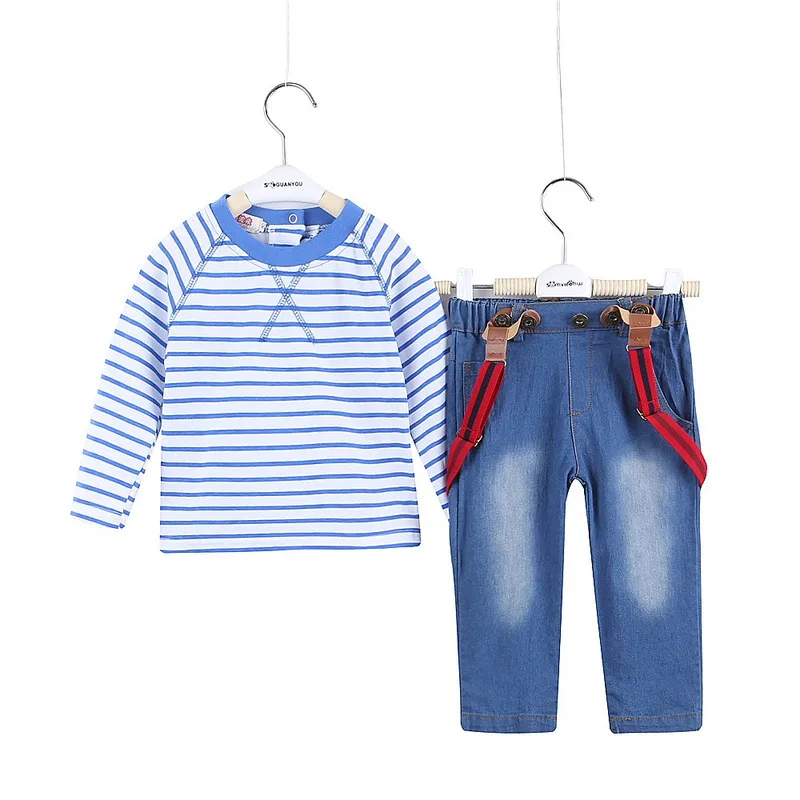 2015 Baby Boys Striped Denim Suspender Jumpsuits Passar 2st Set t-shirt + jeans Pojkar Spårvagnar Spädbarn Kläder Barnkläder Cy132