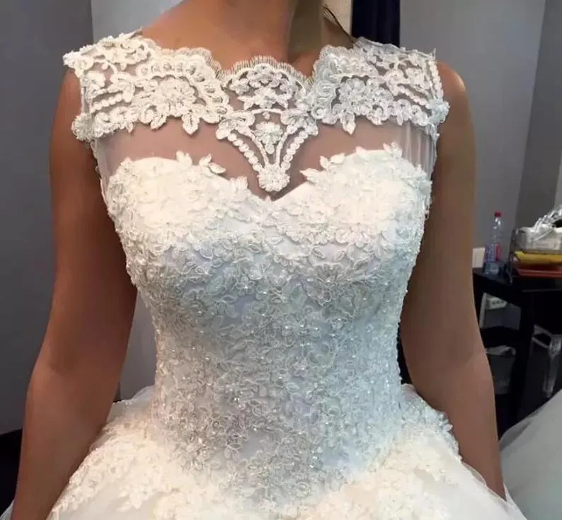 Robes de mariée en dentelle charmante de perles en dente