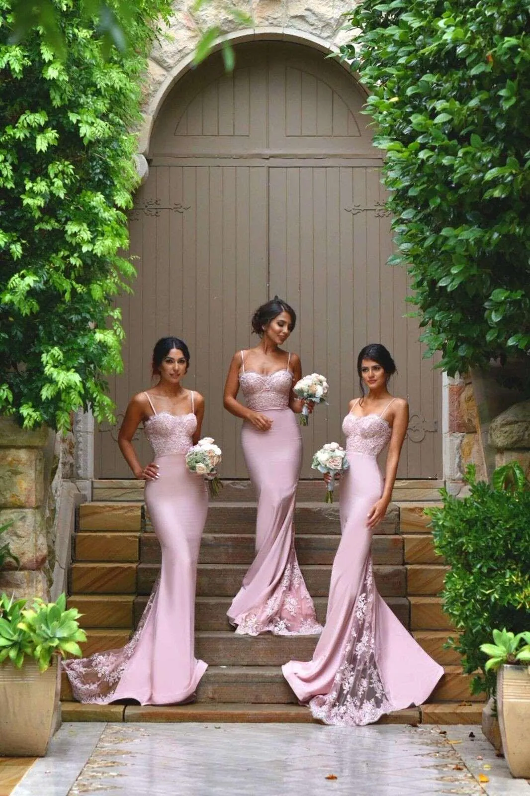 Spaghetti Straps Lace Satin Bridesmaid Klänningar Kjol Tåg Lace Appliques Blush Rosa Mermaid Billiga Prom Klänningar Bodycon Evening Dresses