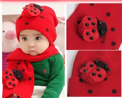 Vacker baby mans halsduk och hatt uppsättning vinterlock + 80cm halsduk 2pcs set mode julklapp nyckelpiga röd färg bomull 5pcs / lot yqs-y27508