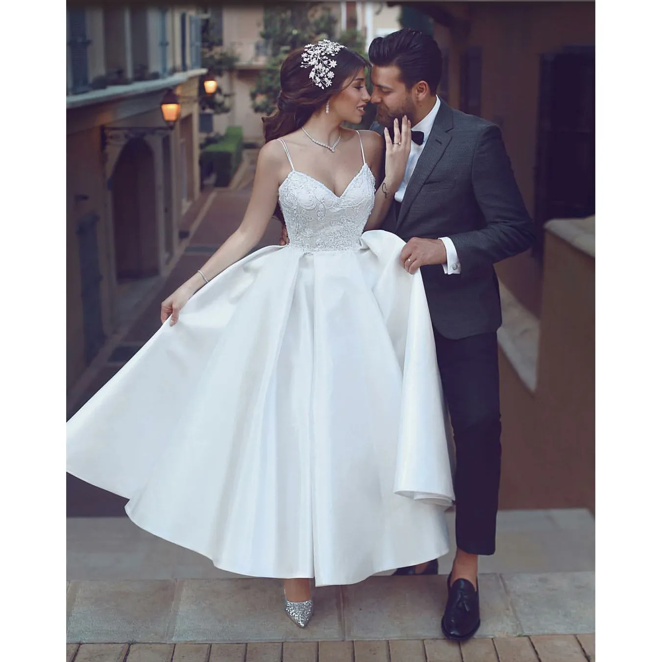 Krótka długość kostki sukienka ślubna urocza biała koronkowa aplikacja spaghetti pasy satynowa suknia ślubna powiedziała Mhamad A-Line Backless Suknie ślubne