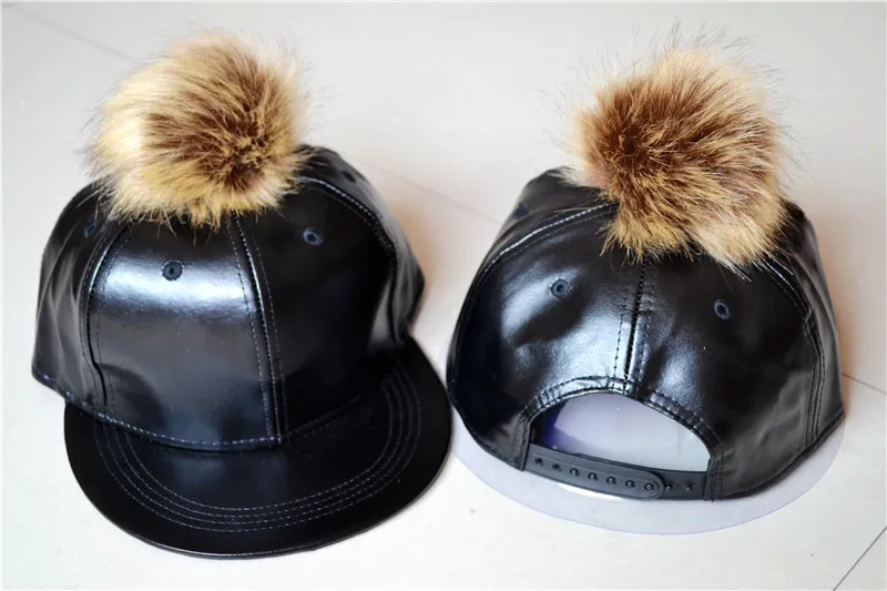 PU Läder Baseball Cap Pom Pom Faux Fur Hattar Harajuku Style Justerbara Snackback Mode Kepsar För Kvinna Och Man Gratis Frakt