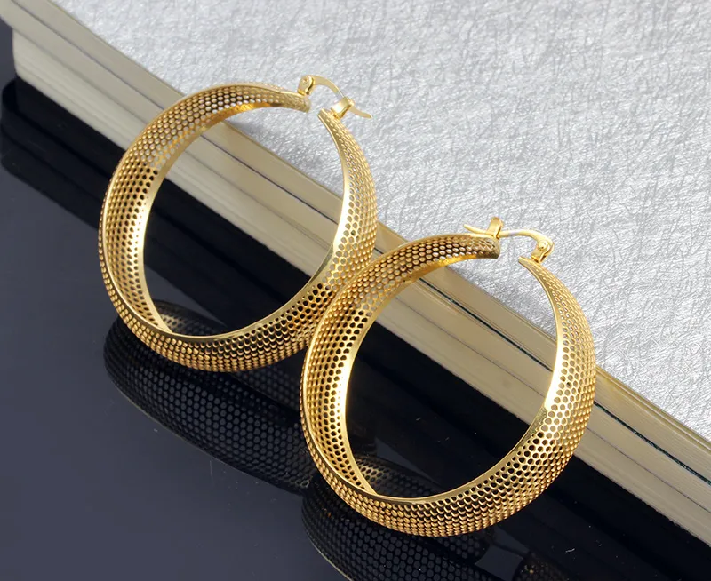 Nagelneues Entwurfsstraßen-Art-Qualitäts-Edelstahl-316l-Goldrunde helle hohle Creolen-Ohrringe für die besten Geschenke der Frauen Freies Verschiffen