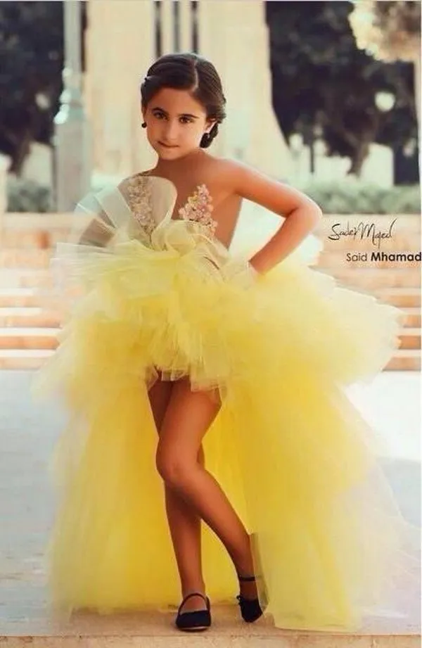 Belle robe de concours jaune pour les filles à plusieurs niveaux appliques perles haut bas robe de fille de fleur décolleté transparent organza enfants robes de soirée de concours