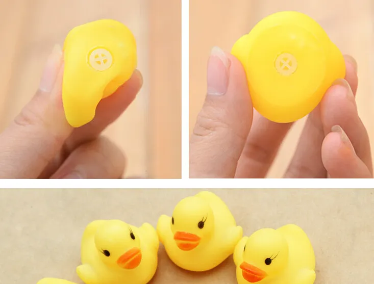 Hot Sale 20st / Parti 4x4cm Söt Baby Girl Boy Bath Badkläder Klassiska Leksaker Gummi Race Squeaky Ducks Gul