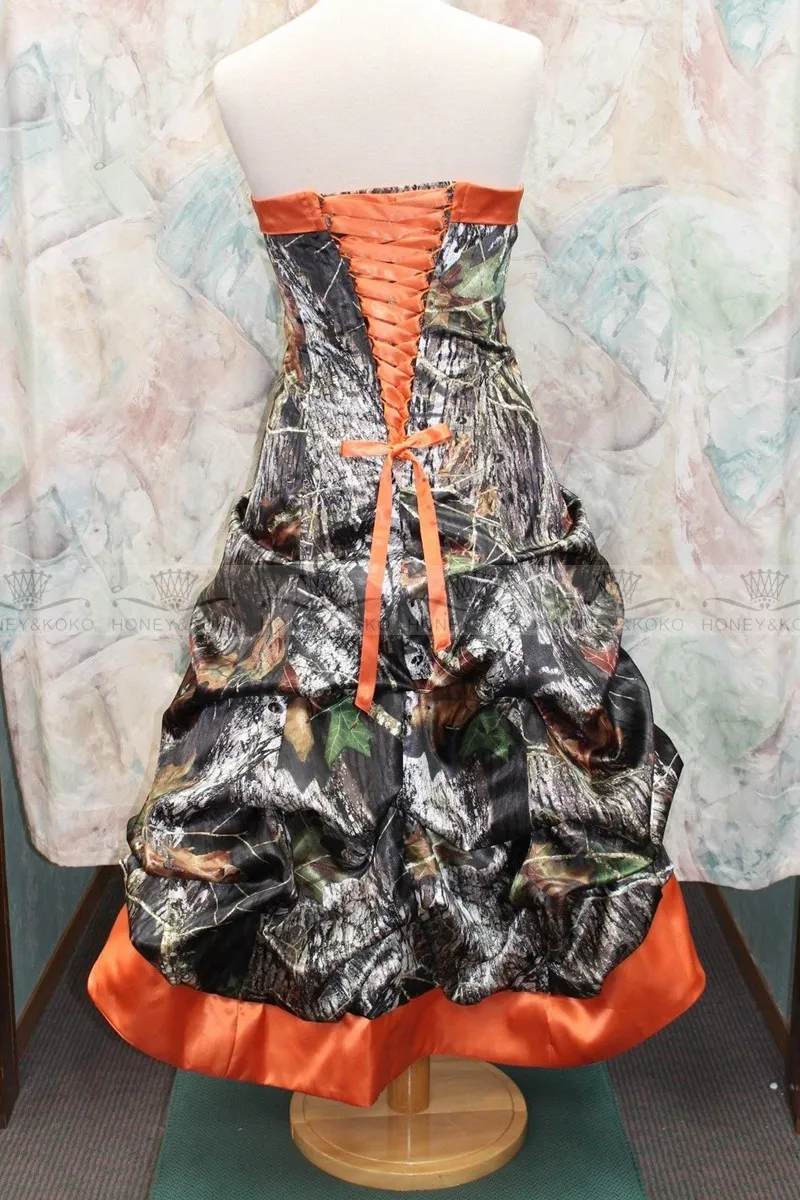 ゴシック様式のひざまずきオレンジカモウェディングドレス
