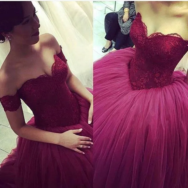 2016 Nya Billiga Quinceanera Klänningar Sweetheart Off Shoulder Lace Bourgogne Tulle Ball Gown Sweet 15 Lång Formell Pagant Party Dress Prom Gowns