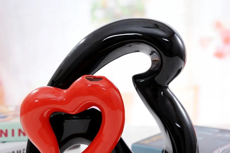 Nowoczesny kształt serca ceramiczny wazon do wystroju domowego Wazon stołowy czarno-białe kolory