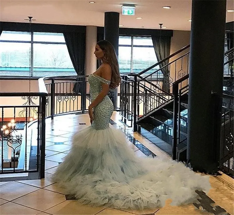 Nowe Prom Dresses Luksusowe Arabskie światło Niebieskie Off Crystal Kryształowe Dżetki Wielopięciowe Ruffles Sweep Train Tulle Mermaid Party Suknie wieczorowe