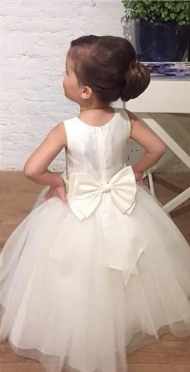 Mürettebat Boyun Tül Çiçek Kız Elbise Ucuz Kat Uzunluk İnciler Boncuk Kemer Saten Kızlar Pageant Elbise Bow Kanat Beyaz Abiye Düğün için