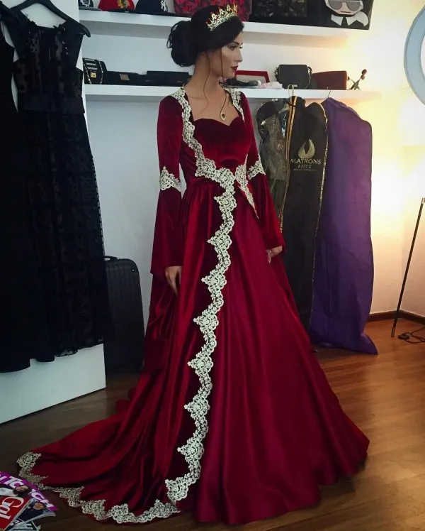 Vestidos de noite árabes Borgonha uma linha de manga comprida de veludo vestido de noite querida rendas apliques de festa de formatura vestidos com trem da varredura