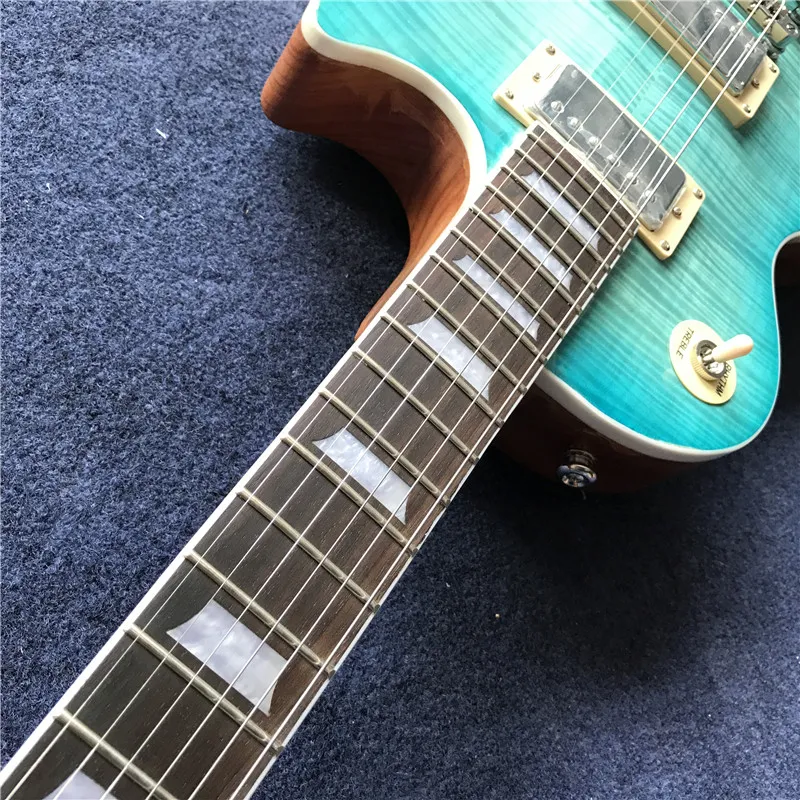 Neue Ankunft heiße chinesische Standard-E-Gitarre mit Blue Flame Maple Top, Mahagoni-Naturboden, alle Farben sind verfügbar