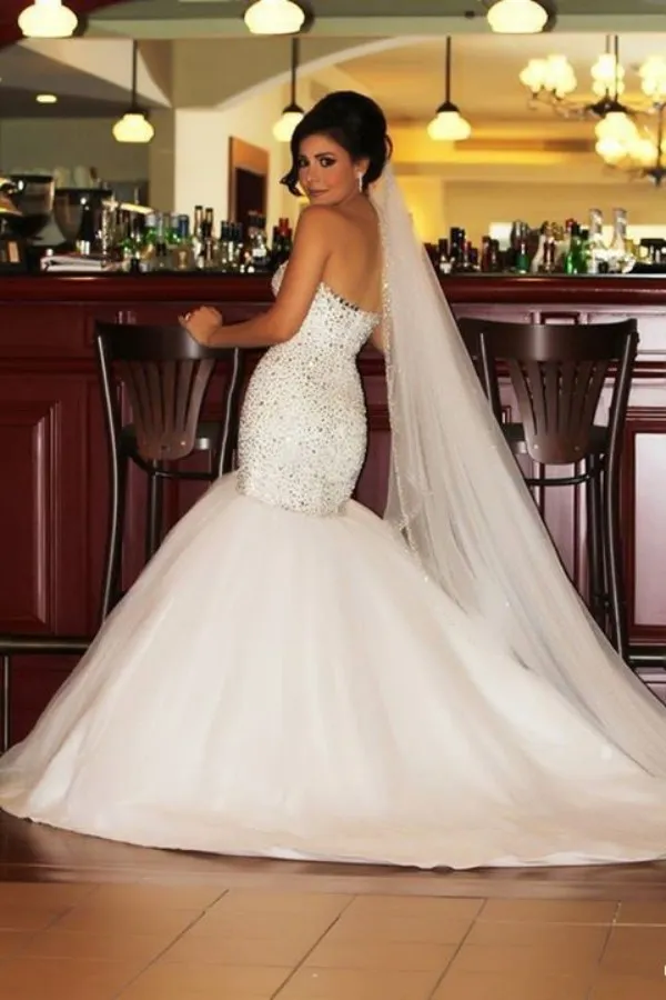 Abiti da sposa a sirena con paillettes senza spalline arabi Bling Bling Cristalli di lusso Abiti da sposa con vestibilità e svasatura con strascico su misura