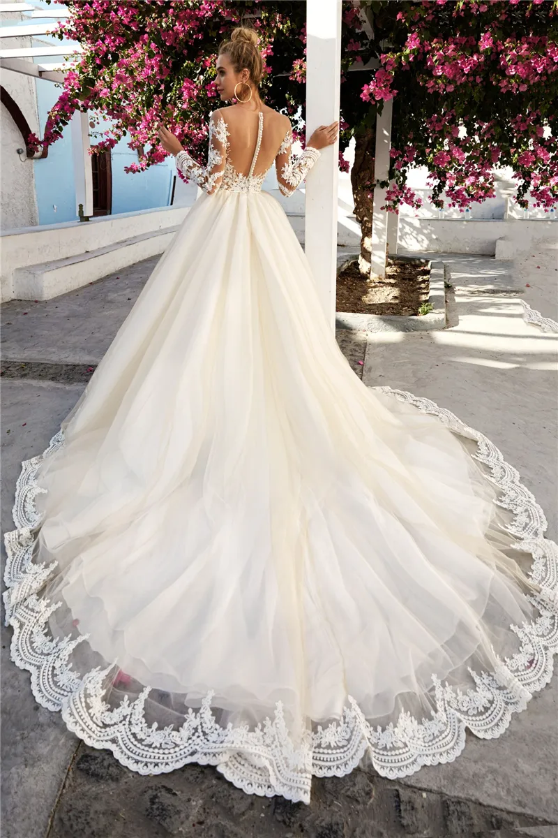 人目を引くスカラップレースアップリケロマンチックなウェディングドレスと長袖のシャンパンブライダルドレス