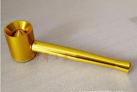 Le tuyau métallique portable Freestyle au bas de l'embout buccal peut tourner à partir d'un treillis en aluminium. Petites tiges de tabac à pipe gratuites, épicerie aléatoire de couleur