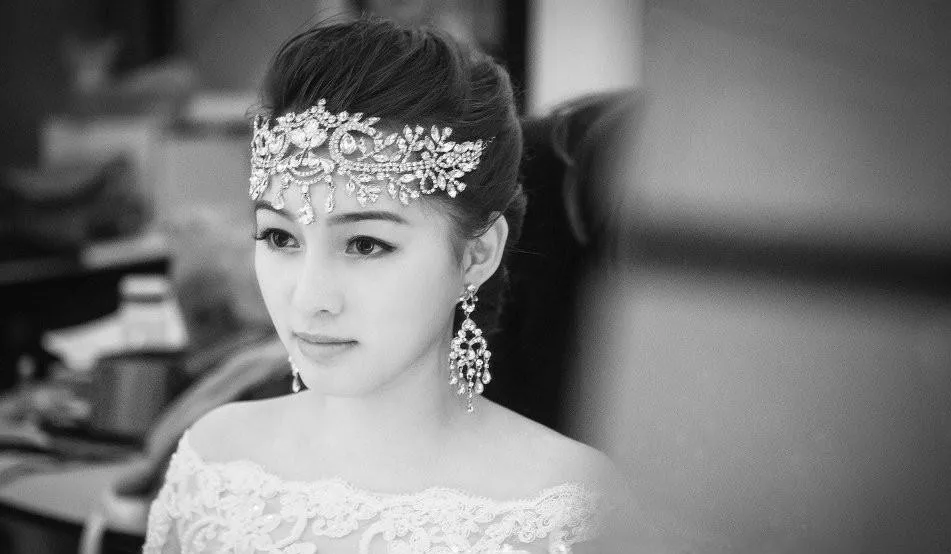 2019 Bling Silver Wedding Accessories Bridal Tiaras Hairgrips Crystal Rhinestone Headpieces smycken Kvinnor Pannor Crowns He7977455