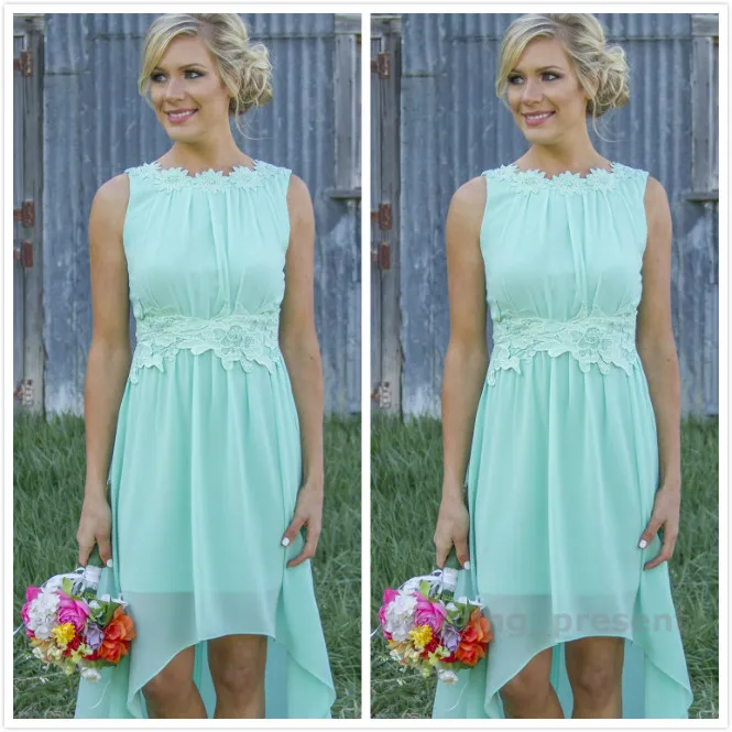 2015 Light Sky Blue Country Vestidos de dama de honor con escote de flores Una línea Apliques de encaje alto y bajo Vestidos de fiesta de boda para dama de honor