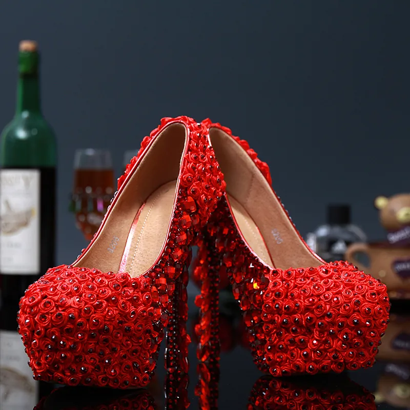 Chaussures de robe de mariée de mariée blanche et rouge