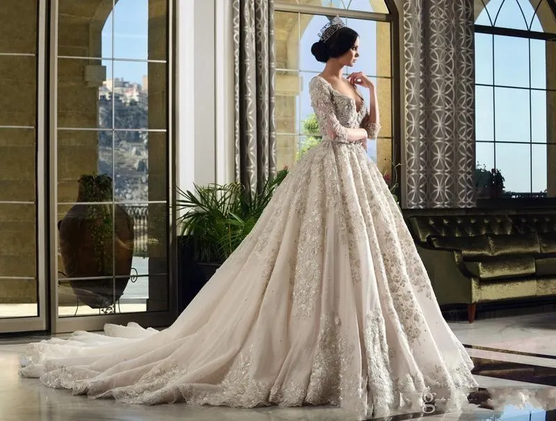 Suknie ślubne w stylu retro w stylu arabskim V W połowie długich rękawów luksusowe 3D kwiatowe aplikacje Katedralne pociąg ślubny bez pleców Vesti253s