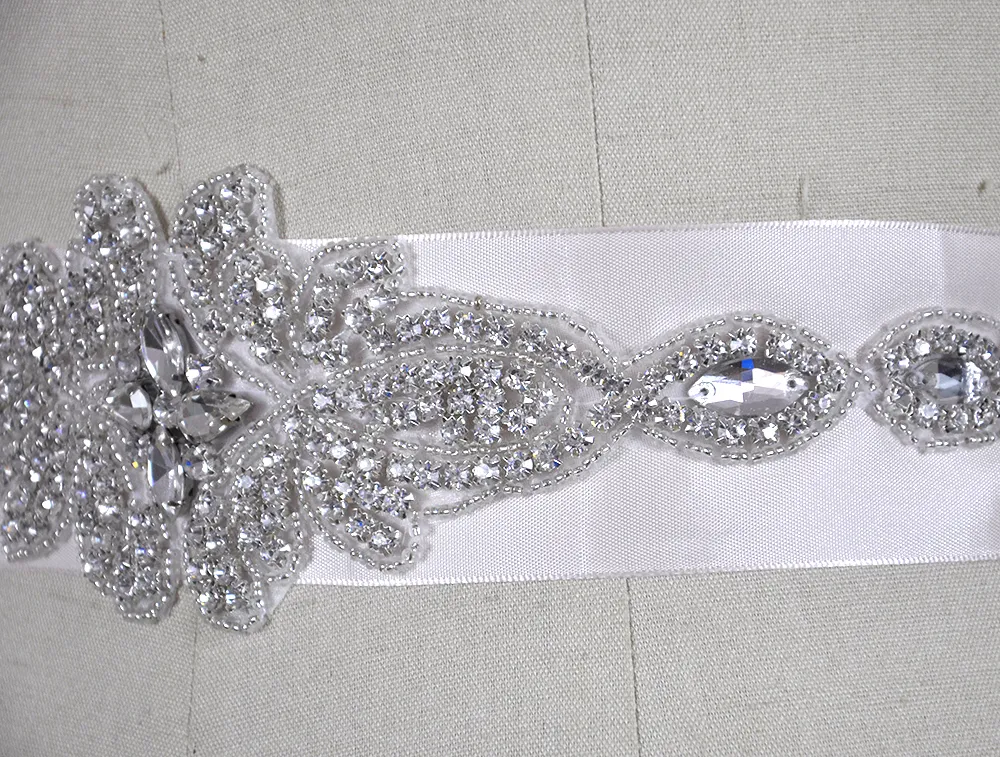 最新の調整可能なサイズの白いクリスタルビーズブライダルサッシの花嫁ラインストーンベルトウェディングアクセサリーカスタムメイド345r