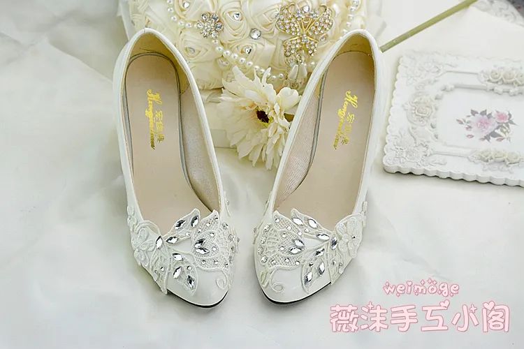 Chaussures de mariage en dentelle de cristal ivoire faites à la main plates 4 5 cm 8 cm talons de chaton chaussures de demoiselle d'honneur de mariée pour les mariages slip-ons strass Cr245i