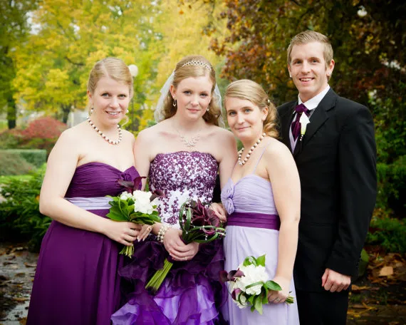 Robes de mariée gothiques Ombre violet et blanc sans bretelles avec des appliques en dentelle et en organza en cascade à volants chapelle train robe de bal Br2456