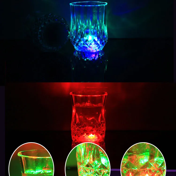 24 pçs / lote LED Festa Bebendo Óculos Drinkware Piscando Pequeno LED Tiro Cup Flashing Cola Cups Bar Supplies