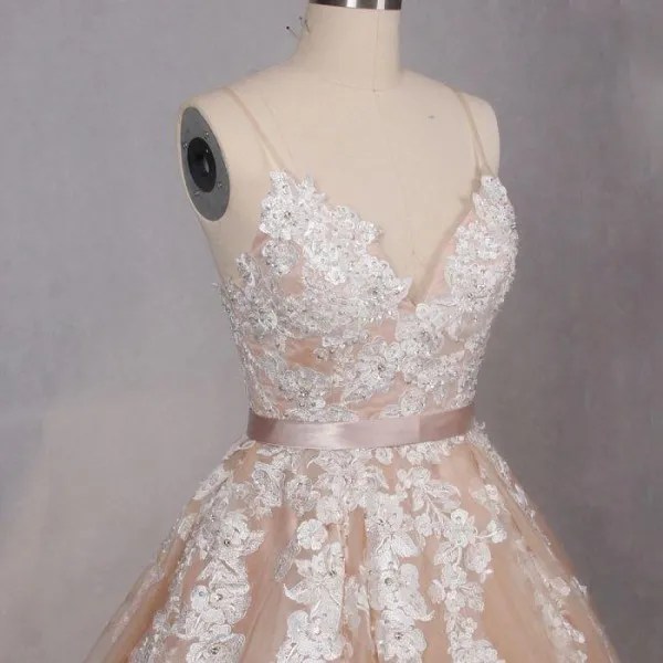 Vintage Champagne Bröllopsklänning Spaghetti Straps Pärlor Sequins Lace Appliques Tulle Zipper upp Bridal-klänningar med sash och tåg