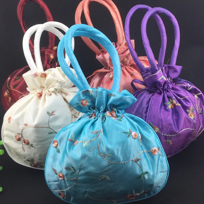 Bolsas de Navidad grande de navidad Satén Bolsa de regalo Manija China Womens Bolsines Totes Bordado barato Bordado con cordón de cumpleaños Paquete de cumpleaños 50pcs / lot