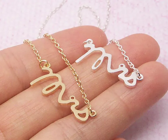 30 stks Goud Zilver Eenvoudige Sierlijke Mevrouw Ketting Kleine Gestempeld Woord Initial Ketting Liefde Alfabet Letter Kettingen