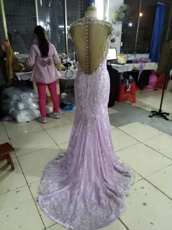 Wysokiej jakości Zroszony Suknie Wieczorowe Luksusowy Lawenda Koronki Syrenka Suknie Wieczorowe Sheer Jewel Neck Koraliki Cekiny Kryształy Haft Prom Dress