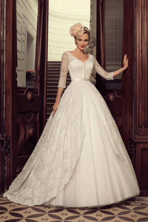 High Quality Luxury Lace Applique A-Line Wedding Dresses Sheer V Neckline Long Sleeves Bottons Elegant Iullsion Tiered Skirt Sweet Decent