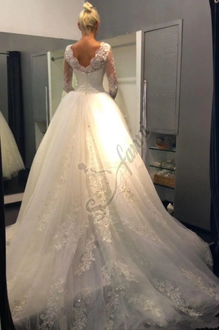 Ny ankomst 2021 Klassisk Mode Bröllopsklänning Med Långärmad Hög Nacke Och V Back Bridal Gown Lace Appliques Tulle Kjol