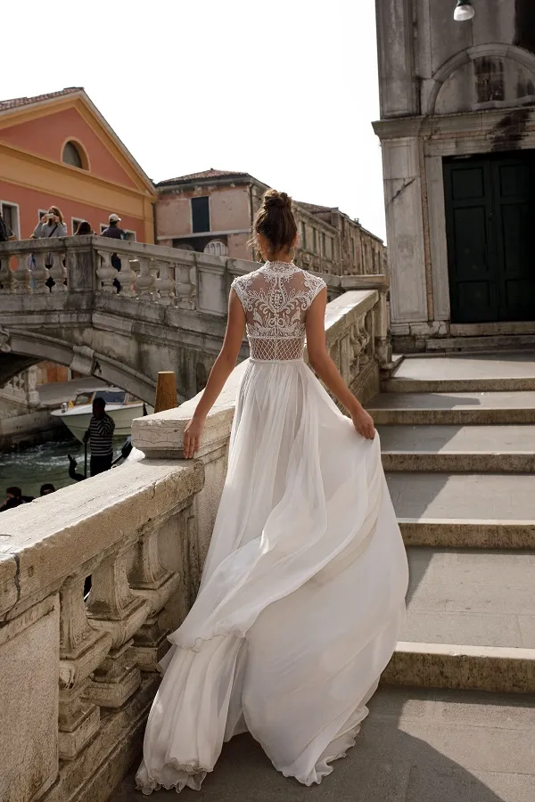 2022 Abiti da sposa da spiaggia Una linea Sexy Spacco alto Economici Scollo a V profondo Illusion Applique in pizzo Abiti da sposa bohémien Robe De Mari￩e