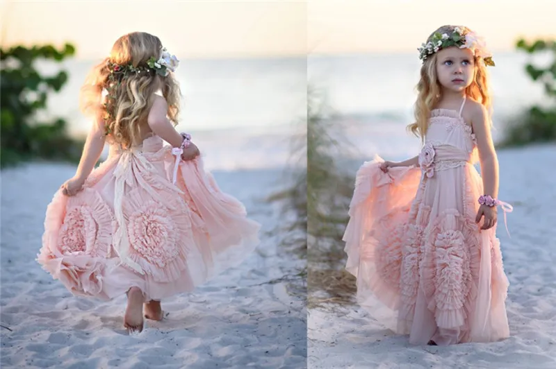 Abiti da bambina a fiori rosa economici per la cerimonia nuziale 2019 Applique in pizzo Ruffles Abiti da cerimonia per bambini Abiti da spettacolo senza maniche da ragazza lunga da spiaggia