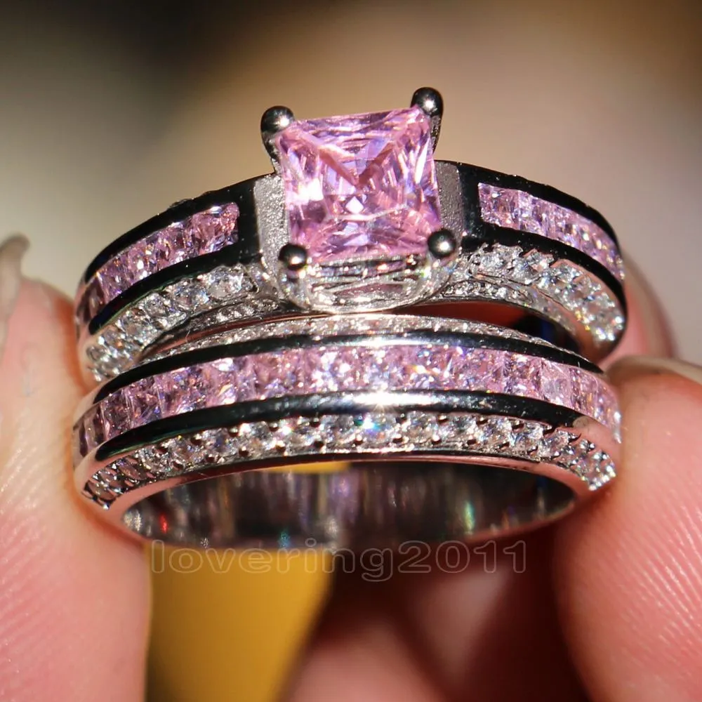 001 Victoria Wick Princess Cut Pink Sapphire Symulowany Diament 10kt White Gold Wypełniony Zaręczyny Zestaw Ring Ring SZ 5-11 Prezent