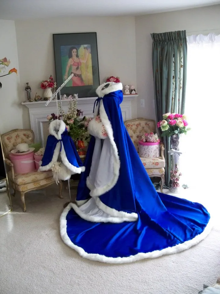 Blue de Noël Royal Christmas Bridal Cloak Winter Bridal Cape 96 pouces Satin avec garniture de fourrure blanche capecloak à capuche réversible pour Forma8484641