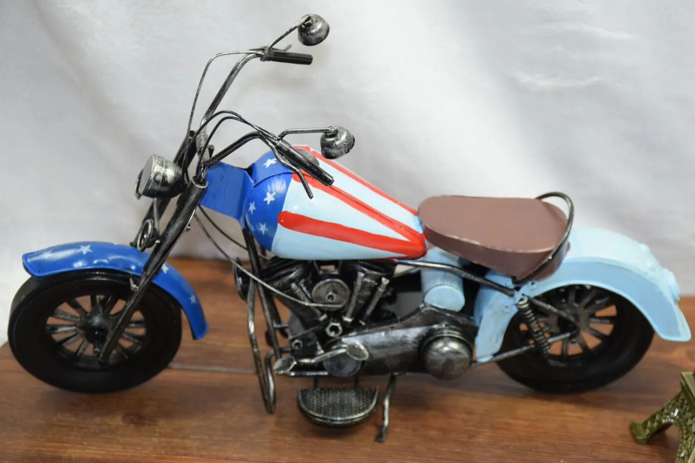 Retro tennplatta motorcykel diecast modell bill leksak med amerikanska flaggan, klassiskt handgjorda konstverk, barn födelsedagsfest pojke gåva, samla, dekoration