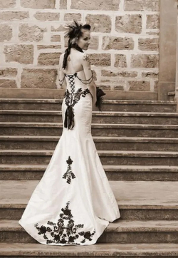 Abiti da sposa modesti Abiti da sposa gotici a sirena in bianco e nero Scollo a cuore Perline Appliques in pizzo Corsetto Spose Abiti da cerimonia