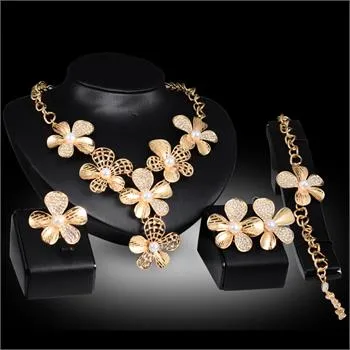 Set di gioielli per orecchini ad anello, braccialetti, orecchini, perle, fiori di grandi dimensioni, in cristallo placcato oro 18 carati da donna alla moda